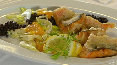 Saiblingsfilet im Tempuramantel, Belugalinsen, Risotto, Orangen-Fenchel-Gemüse. | Bild: BR / B.O.A. Videofilmkunst GmbH