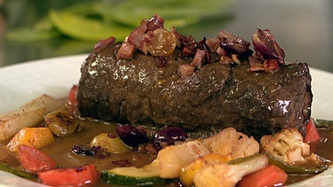 Winzerroulade mit Regent-Rotweinsoße und Marktgemüse. | Bild: BR / B.O.A. Videofilmkunst GmbH