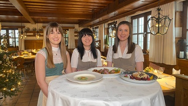 Gasthaus Weißes Lamm in Engelthal: Andrea Wagner und die Töchter Anthea und Viki präsentieren das Menü des Tages. Vorspeise: Pastinakencremesuppe mit Petersilienschaum und Speckstreifen - Hauptgang: Lammrücken auf Ratatouille mit Kartoffelplätzchen - Nachtisch: Topfenknödel mit Cassisparfait. | Bild: BR, Bewegte Zeiten Filmproduktion GmbH