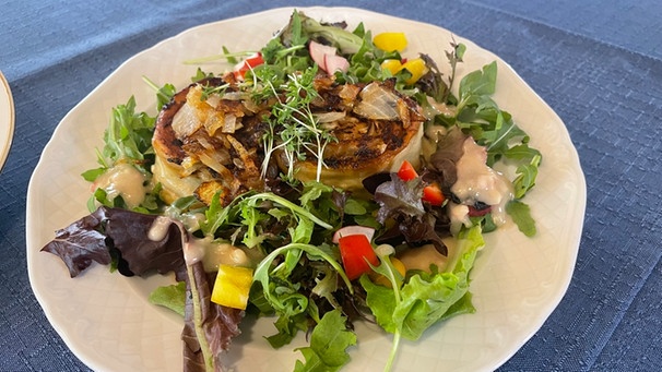 Vegetarischer Krautkrapfen mit Schmelzzwiebeln und gemischtem Salat. | Bild: BR/Bewegte Zeiten Filmproduktion GmbH/Luise Struve