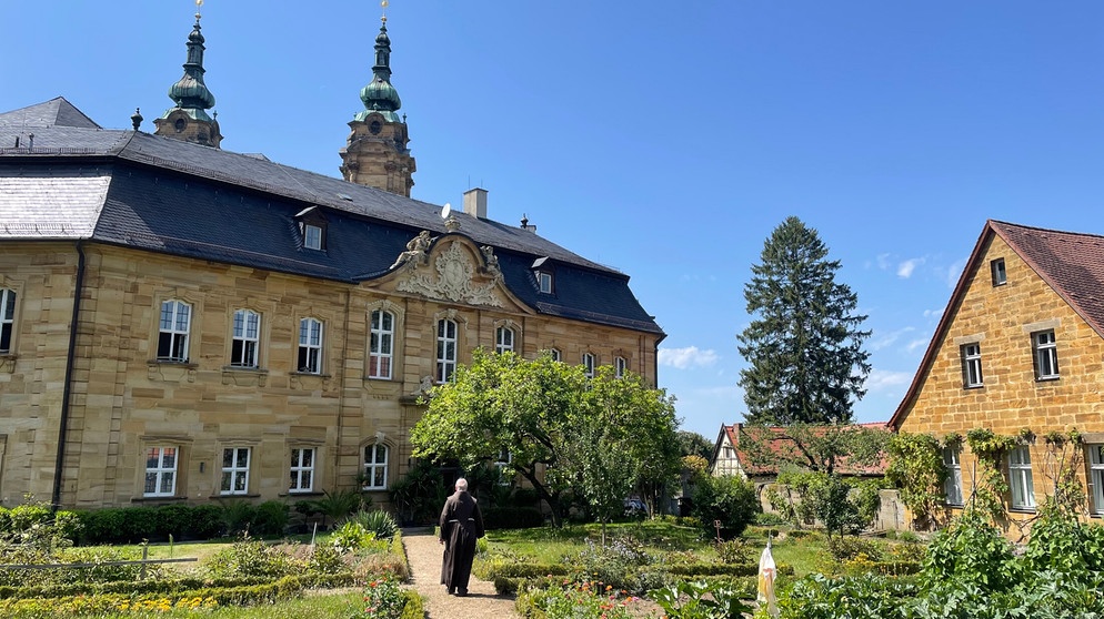 Kloster Vierzehnheiligen: Pater Maximilian im Klostergarten. | Bild: BR, Bewegte Zeiten Filmproduktion GmbH