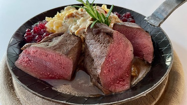 Jagdpfanne mit rosa gebratenem Rehrücken, Pilzen, Spätzle und Preiselbeeren. | Bild: BR, Bewegte Zeiten Filmproduktion GmbH