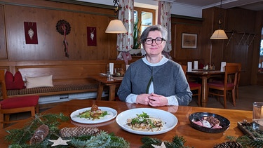 Landgasthof Zum Müller in Ruderting: Geschäftsführerin Ingrid Buchner stellt das Menü des Tages vor. | Bild:  BR, Bewegte Zeiten Filmproduktion GmbH