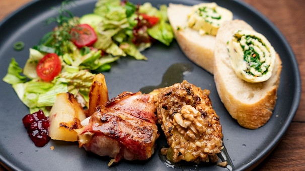 Die Hauptspeise von Magdalena Kaiser aus Mittelfranken: Zweierlei Camembert (mit Nusskruste und im Speckmantel), Salat, Baguette und Kräuterbutter. | Bild: BR/megaherz/Moritz Sonntag