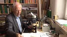 Prof. Dr. Jürke Grau, ehemaliger Direktor des Botanischen Gartens in München am Mikroskop | Bild: BR