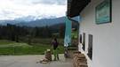 Trotz der vielen Arbeit bleibt Jeannette auf der Traunsteiner Hütte noch Zeit für ihre vier Töchter. | Bild: BR/Maike Conway