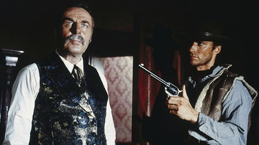 Von links: Sheriff Baxter (Wolfgang Lukschy) und Joe (Clint Eastwood). | Bild: BR/Constantin-Film GmbH/Jolly Film S.r.l. Rom/Ocean Film S.A. Madrid