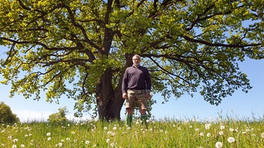 Jimmy Hartwig vor einem Baum. | Bild: BR/Stefan Panzner