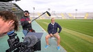 Jimmy Hartwig im 60er-Stadion bei den Dreharbeiten für Lebenslinien mit Claus Adam an der Tonangel und Moritz Kippart hinter der Kamera. | Bild: BR/Stefan Panzner