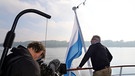 Jimmy Hartwig bei Lebenslinien-Dreharbeiten mit Kameramann Moritz Kippart auf dem Ammersee. | Bild: BR/Stefan Panzner