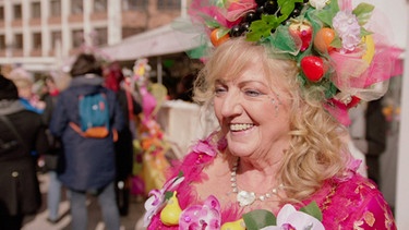 Beim Marktweibertanz am Rosenmontag spürt Christl Lang Glückseligkeit. | Bild: BR/Tom Wittmann