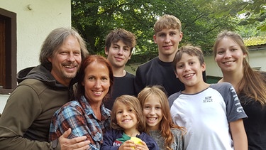 Thomas Wenger mit seiner Frau Ulla und 6 seiner insgesamt 7 Kindern. | Bild: BR/Angelika Vogel