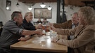 Thomas Gottschalk, sein Bruder Christoph Gottschalk (hinten links), Manfred Ritter, alter Schulfreund von Gottschalk (rechts hinten), und Peter Stübinger, Besitzer des Kommunbräu, sitzen bei einem Bierchen zusammen und erinnern sich an alte Zeiten. | Bild: BR/Tosca Media