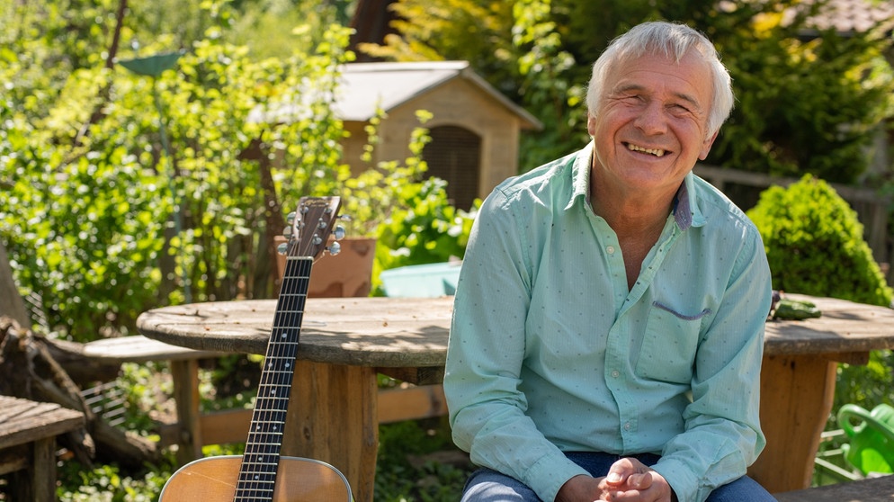 Claus Angerbauer in seinem Garten in Weßling | Bild: BR/Marie Wald