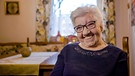 Anna Riedl (90) hat nach dem frühen Tod ihres Mannes Max eine Aufgabe gefunden, die sie, wie alles sagen, jung gehalten hat: Sie sammelt und spart eigenes Geld für Kinder in Indien. | Bild: BR/Pius Neumaier