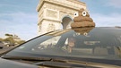 Autor und Regisseur Rubén Abruña fährt mit dem Holy Shit-Emoji in der Nähe des Arc de Triomphe zu Beginn seiner weltweiten Kack-Tour. | Bild: BR/ThurnFilm GmbH/Hajo Schomerus