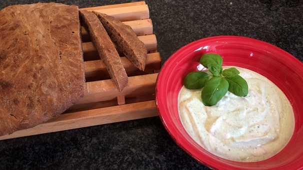 Dinkel-Bierfladen mit Walnüssen und Parmedan-Basilikum-Dip | Bild: Marlies Bernreuther