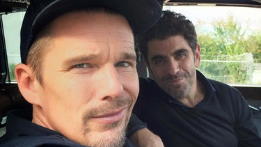 Von links: Ethan Hawke und Eugene Jarecki. | Bild: BR/Charlotte Street Films