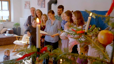 Franziska Wagner mit Ehemann Tobias und ihrer Familie bei der Bescherung in Oberthürheim auf dem eigenen Hof. | Bild: BR/isarflimmern fernsehproduktion GmbH/Roland Dietl