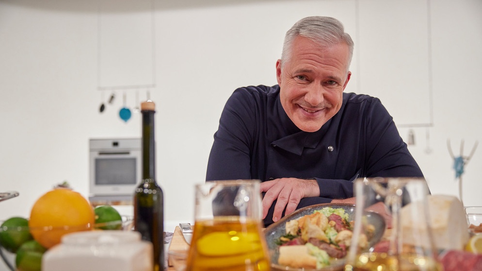 Alexander Herrmann mit seinem Rib-Eye-Steak New-York Style. | Bild: BR/Martina Bogdahn