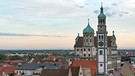 Augsburger Skyline am Tag mit dem Rathaus, davor der Perlachturm. | Bild: BR/Johannes Hofelich