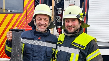 Von links: Schmidt Max und Feuerwehrmann René Hödl von der Freiwilligen Feuerwehr Hofkirchen. | Bild: BR/south & browse GmbH/Joachim Walther