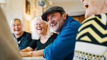 Schmidt Max und (von rechts) Inge Gebert und Anita Walter, Tänzerinnen der Cancan Ladies, im Haus von Inge Gebert in Kemnath. | Bild: BR/south & browse GmbH/Schelke Bonnetsmüller