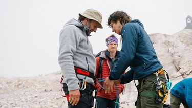 Von links: Schmidt Max, Basejumper Niklas Winter und Bergführer Florian Herla auf der Zugspitze. | Bild: BR/south & browse GmbH/Schelke Bonnetsmüller