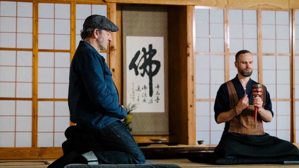 Schmidt Max und Piet Julius, Meditationsmeister, im Zen-Kloster in Buchenberg. | Bild: BR/south & browse GmbH/Schelke Bonnetsmüller