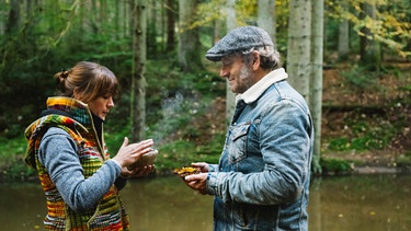 Schmidt Max mit Waldheilkundlerin und Naturpädagogin Daniela Zenger im Wald bei Altenthann. | Bild: BR/south & browse GmbH/Schelke Bonnetsmüller