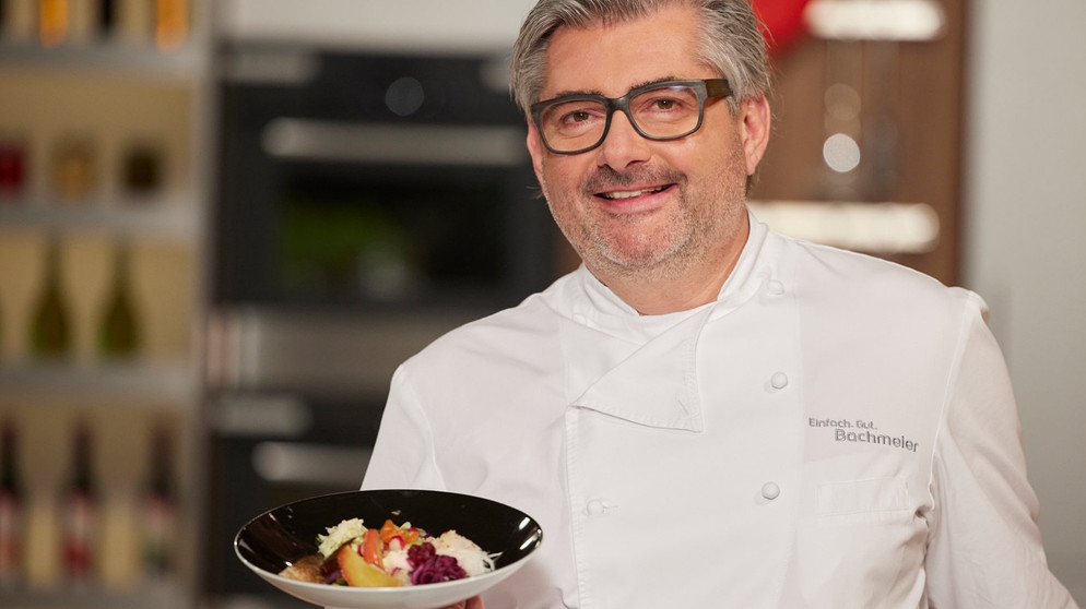 Hans Jörg Bachmeier kocht im Studio Bayerische Bowl mit Lachsforelle. | Bild: BR/Martina Bogdahn 