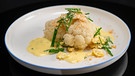 Blumenkohl auf zweierlei Art mit Estragon-Hollandaise und Curry-Panko-Crunch von Thomas Martin. | Bild: WDR/2Bild TV.Events & Media GmbH/Christopher Nußbaumer