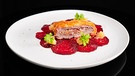 Wildschwein-Cordon Bleu mit Rote Bete Carpaccio, Cranberrys und Apfel-Dip von Björn Freitag. | Bild: WDR/2Bild TV.Events & Media GmbH/Christopher Nußbaumer