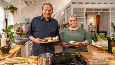 Katrin Neugebauer hat für Björn Freitag eine hessische Brotzeit mit Frankfurter grüner Soße und Handkäs mit Musik zubereitet. | Bild: WDR/2Bild TV.Events & Media GmbH/Christopher Nußbaumer