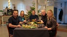 Von links: Ali Güngörmüş, Yvonne Willicks, Björn Freitag, Alexander Herrmann und Zora Klipp freuen sich auf das festliche Menü aus weihnachtlichen Tapas. | Bild: WDR/2Bild TV.Events & Media GmbH/Simon Frewert