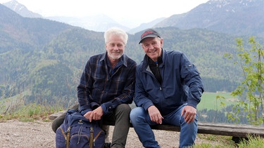 Von links: Werner Schmidbauer mit Fritz Egner auf dem Wetterkreuz (1061m) bei Reit im Winkl. | Bild: BR/Werner Schmidbauer