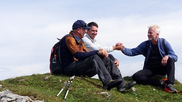 Werner Schmidbauer (rechts) trifft Christian (links) und Felix Neureuther auf dem Wank bei Garmisch-Partenkirchen. | Bild: BR/Werner Schmidbauer