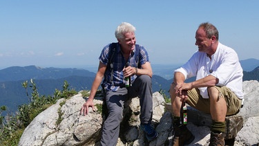 Von links: Werner Schmidbauer trifft Rainer Maria Schießler. | Bild: BR/Werner Schmidbauer