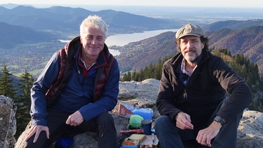 Werner Schmidbauer (links) und Helmfried von Lüttichau auf der Bodenschneid (1668m) in den Schlierseer Bergen im Mangfallgebirge. | Bild: BR/Werner Schmidbauer