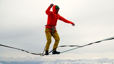 Lukas Irmler balanciert auf der Slackline, die er auf der Zugspitze gespannt hat. | Bild: BR/south & browse GmbH/Johannes Büttner