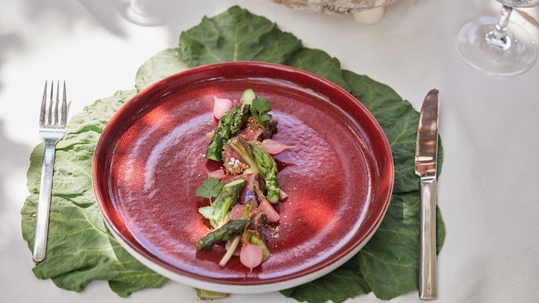Der Gruß aus der Küche: Asiatisches Rindertataki mit süß-sauer eingelegtem Gemüse. | Bild: BR/megaherz gmbh/Philipp Thurmaier
