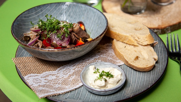 Der Gruß aus der Küche: Rindfleischsalat mit Baguette und Meerrettichcreme . | Bild: BR/megaherz gmbh/Anne Deiß