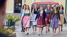 Die Landfrauen in Dirndl vor STOI-Shop und VW Bus. | Bild: BR/megaherz gmbh/Philipp Thurmaier
