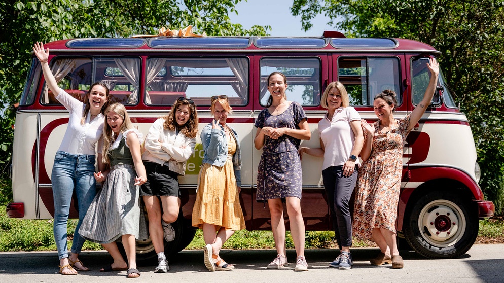 Die Landfrauen, von links: Magdalena Kaiser, Anna-Maria Stürzer, Franziska Schömig, Sandra Grundner, Katharina Förg, Barbara Friedmann und Anja Floßmann. | Bild: BR/Moritz Sonntag