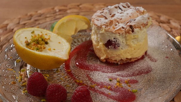 Die Nachspeise von Leonie Froböse aus dem Teutoburger Wald: Vanille-Wolkentörtchen an Himbeersauce und gefüllten Zitronen.  | Bild: WDR/BR/megaherz gmbh/Melanie Grande