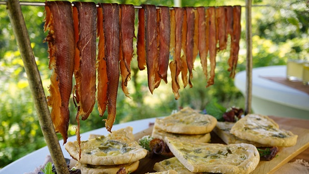 Der Gruß aus der Küche von Verena Krimbacher aus Schwaben: Urdinkelfladen mit Winterheckenzwiebeln und Rauchfleisch.  | Bild: WDR/BR/megaherz gmbh/Melanie Grande