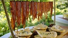 Der Gruß aus der Küche von Verena Krimbacher aus Schwaben: Urdinkelfladen mit Winterheckenzwiebeln und Rauchfleisch.  | Bild: WDR/BR/megaherz gmbh/Melanie Grande