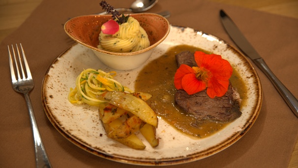 Die Hauptspeise von Verena Krimbacher aus Schwaben: Braten vom Weideochsen mit Kartoffelwedges, Wildkräuterpüree und Zucchinispaghetti. | Bild: WDR/BR/megaherz gmbh/Melanie Grande