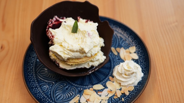 Die Nachspeise von Rahel Kremershof aus dem Bergischen Land: Buttercreme-Torte in Schokoladenschale. | Bild: WDR/BR/megaherz gmbh/Melanie Grande