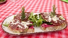 Der Gruß aus der Küche von Stefanie Huber aus dem Schwarzwald: Biertreberbrot mit Rote-Bete-Aufstrich, Salami und Bierkäse-Spänen. | Bild: WDR/BR/megaherz gmbh/Melanie Grande